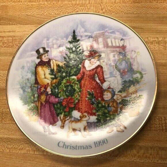 VINTAGE AVON COLLECTIBLE CHRISTMAS PLATE 1990 Bringing Christmas Home gold trim - Picture 1 of 3